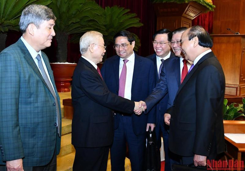 El secretario general del PCV, Nguyen Phu Trong y los dirigentes del Partido y del Estado en la cita. El secretario general del PCV, Nguyen Phu Trong y los dirigentes del Partido y del Estado en la cita.