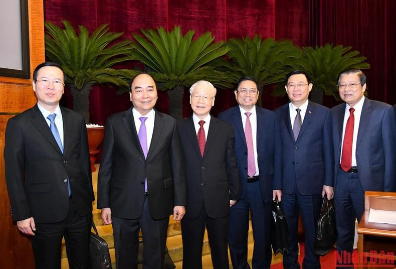 El secretario general del PCV, Nguyen Phu Trong y los dirigentes del Partido y del Estado asisten a la cita. El secretario general del PCV, Nguyen Phu Trong y los dirigentes del Partido y del Estado asisten a la cita.