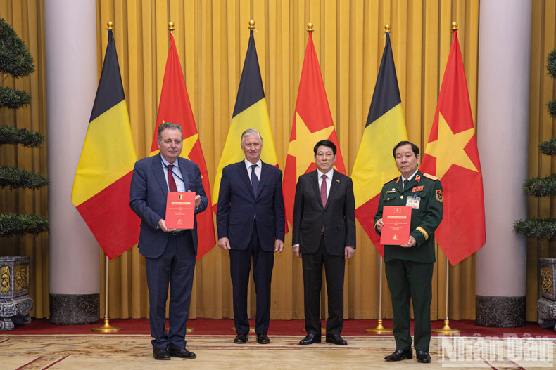 El teniente general Nguyen Huu Chinh, presidente de la Asociación Vietnamita de Víctimas del Agente Naranja/Dioxina y el ministro-presidente de la Región de Bruselas Capital, Rudi Vervoort, firman el &quot;Acuerdo de principio entre la Asociación Vietnamita de Víctimas del Agente Naranja/Dioxina y el Fondo de Impacto Aquitara 1 del Reino de Bélgica&quot;.