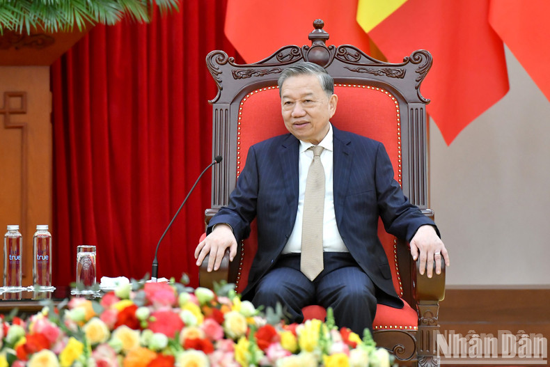 El secretario general del PCV, To Lam, habla en la cita.