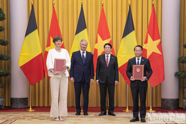 El ministro de Agricultura y Medio Ambiente, Do Duc Duy, y el ministro-presidente de la Región de Bruselas-Capital, Rudi Vervoort, intercambian firmas del &quot;Memorando de entendimiento sobre la cooperación entre el Instituto de Hidrometeorología y Cambio Climático, del Ministerio de Agricultura y Medio Ambiente de Vietnam y la Organización Regional de Investigación y Tecnología de Flandes&quot;.