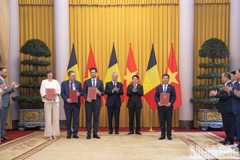 El ministro de Industria y Comercio, Nguyen Hong Dien, y el ministro y presidente de la Región de Bruselas-Capital, Rudi Vervoort; el ministro-presidente de la Región Valona, Adrien Dolimont; y la ministra de la Región Flamenca encargada de Bruselas y de la Prensa, Cieltje Van Achter, intercambiaron firmas del documento &quot;Memorando de entendimiento entre la Agencia de Promoción Comercial de Vietnam y la Agencia Flamenca de Inversiones y Comercio, la Agencia Valona de Promoción de Inversiones y Exportaciones y la Agencia de Apoyo a las Empresas de Bruselas&quot;.