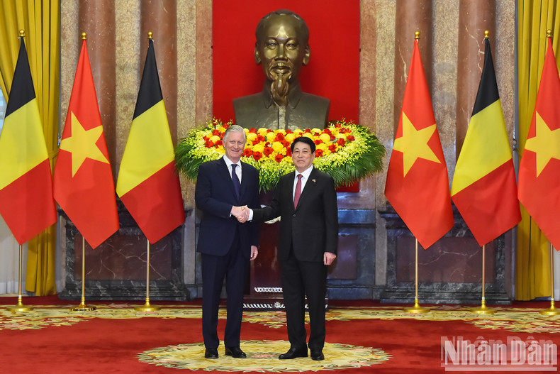 El presidente Luong Cuong (derecha) y el rey Felipe de Bélgica en el encuentro. El presidente Luong Cuong (derecha) y el rey Felipe de Bélgica en el encuentro.