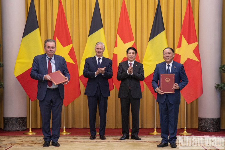 El ministro de Cultura, Deportes y Turismo, Nguyen Van Hung, y el ministro-presidente de la Región de Bruselas-Capital, Rudi Vervoort, firman documentos sobre el programa de cooperación para el período 2025-2027.
