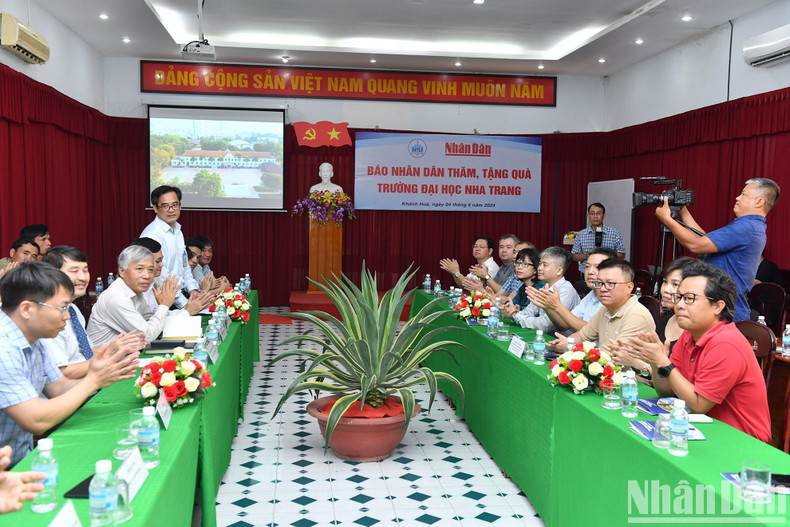 En el encuentro entre representantes de Nhan Dan y de la Universidad de Nha Trang. En el encuentro entre representantes de Nhan Dan y de la Universidad de Nha Trang.