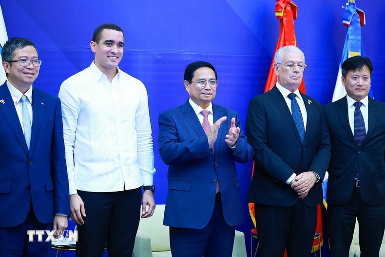 El primer ministro vietnamita, Pham Minh Chinh y los directivos del Instituto de Educación Superior en Formación Diplomática y Consular de la República Dominicana. (Foto: VNA) El primer ministro vietnamita, Pham Minh Chinh y los directivos del Instituto de Educación Superior en Formación Diplomática y Consular de la República Dominicana. (Foto: VNA)
