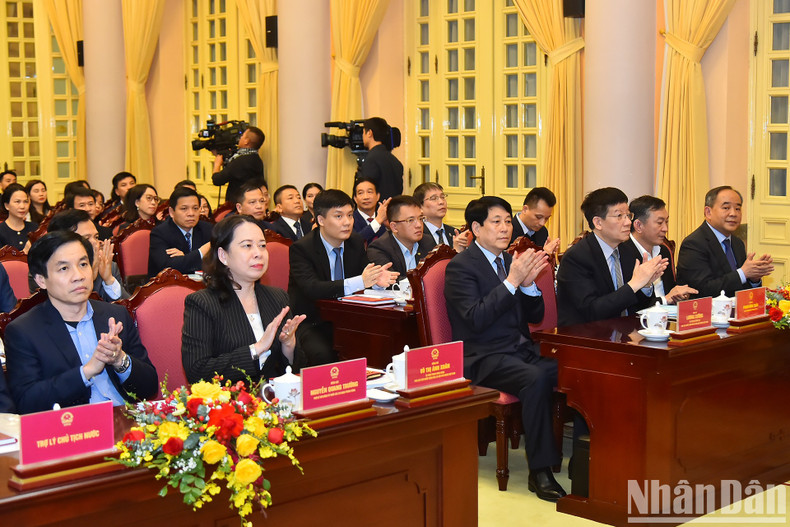 El presidente Luong Cuong, la vicepresidenta Vo Thi Anh Xuan y los delegados. El presidente Luong Cuong, la vicepresidenta Vo Thi Anh Xuan y los delegados.