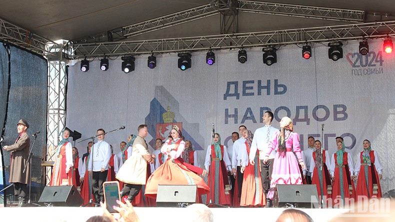 Actuación de danzas tradicionales en el Festival. Actuación de danzas tradicionales en el Festival.