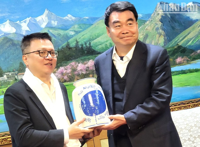 El presidente-editor de Nhan Dan, Le Quoc Minh, entrega regalo a Wang Haizhou, miembro del Comité Permanente y jefe del Departamento de Publicidad del Partido Comunista China (PCCh) en la región autónoma del Tíbet. El presidente-editor de Nhan Dan, Le Quoc Minh, entrega regalo a Wang Haizhou, miembro del Comité Permanente y jefe del Departamento de Publicidad del Partido Comunista China (PCCh) en la región autónoma del Tíbet.