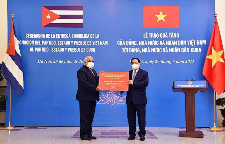 El primer ministro de Vietnam, Pham Minh Chinh, en el acto de entrega simbólica de 10 mil toneladas de arroz al Partido, el Estado y el pueblo cubanos, el 29 de julio de 2021. (Fotografía: VNA) El primer ministro de Vietnam, Pham Minh Chinh, en el acto de entrega simbólica de 10 mil toneladas de arroz al Partido, el Estado y el pueblo cubanos, el 29 de julio de 2021. (Fotografía: VNA)