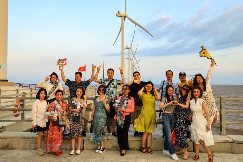 Grupo de turistas realiza el check-in al atardecer en el "campo de energía eólica" (Foto: Vietnam+) Grupo de turistas realiza el check-in al atardecer en el "campo de energía eólica" (Foto: Vietnam+)