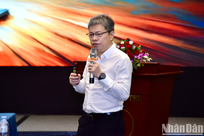 El periodista Le Quoc Vinh habla sobre el modelo económico específico de la prensa en Vietnam.