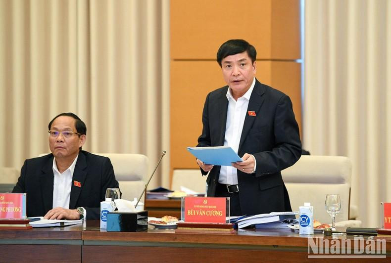 El secretario general y presidente de la Oficina de la AN, Bui Van Cuong, pronuncia el discurso de apertura. El secretario general y presidente de la Oficina de la AN, Bui Van Cuong, pronuncia el discurso de apertura.