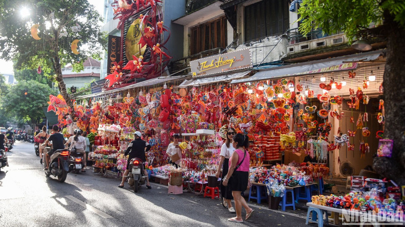 La calle Hang Ma se ha engalanado con brillantes colores de farolillos en forma de estrella, dando un nuevo aspecto al Casco Antiguo de Hanói cada vez que llega el Festival del Medio Otoño. La calle Hang Ma se ha engalanado con brillantes colores de farolillos en forma de estrella, dando un nuevo aspecto al Casco Antiguo de Hanói cada vez que llega el Festival del Medio Otoño.