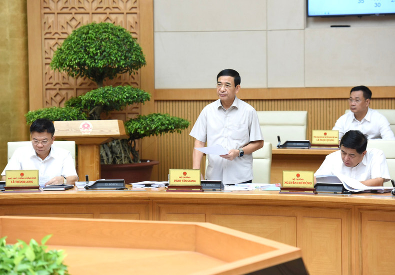 El ministro de Defensa Nacional, Phan Van Giang, habla en la reunión. El ministro de Defensa Nacional, Phan Van Giang, habla en la reunión.