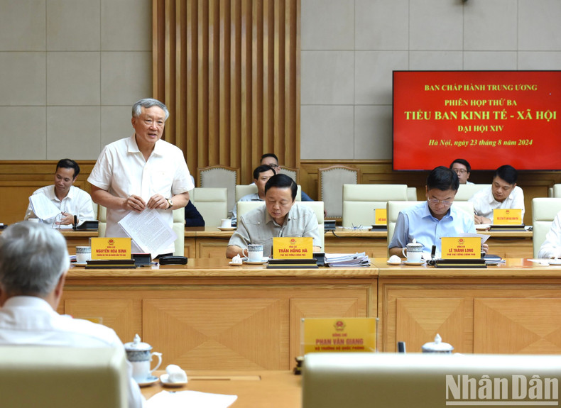 El presidente del Tribunal Supremo Popular, Nguyen Hoa Binh, habla en la reunión. El presidente del Tribunal Supremo Popular, Nguyen Hoa Binh, habla en la reunión.