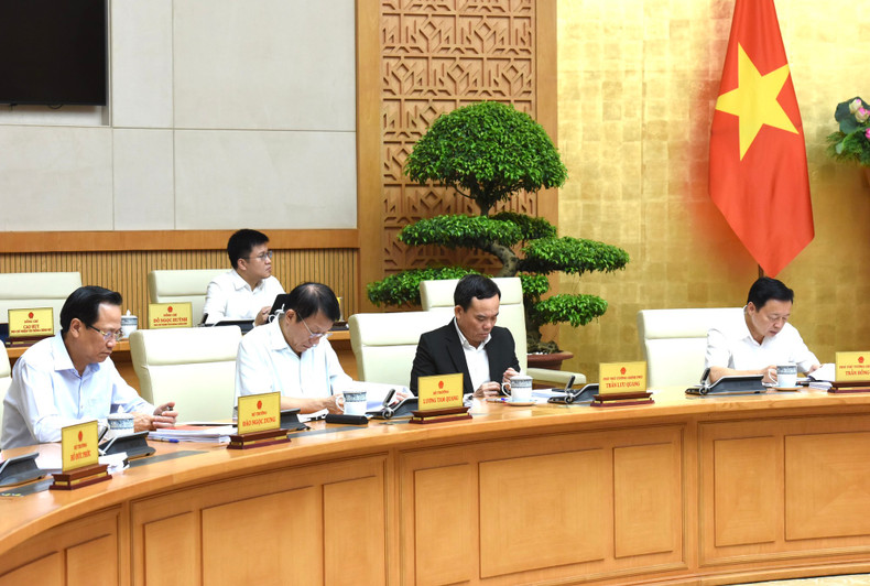 Asisten a la reunión miembros del Buro Político y del Comité Central del Partido Comunista de Vietnam, vicepremieres, los miembros del Gobierno y líderes de ministerios, ramas y agencias dependientes del Gobierno. Asisten a la reunión miembros del Buro Político y del Comité Central del Partido Comunista de Vietnam, vicepremieres, los miembros del Gobierno y líderes de ministerios, ramas y agencias dependientes del Gobierno.