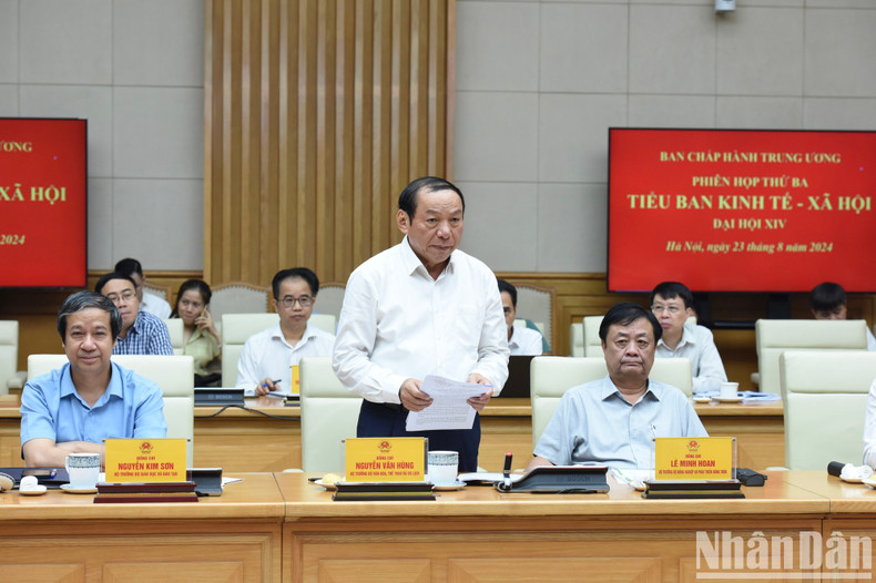 El ministro de Cultura, Deportes y Turismo, Nguyen Van Hung. El ministro de Cultura, Deportes y Turismo, Nguyen Van Hung.