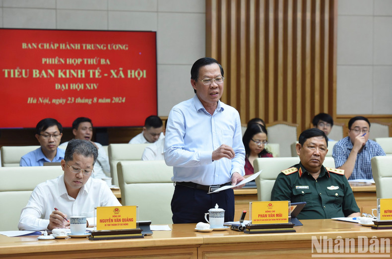 El presidente del Comité Popular de Ciudad Ho Chi Minh, Phan Van Mai, expresa sus opiniones. El presidente del Comité Popular de Ciudad Ho Chi Minh, Phan Van Mai, expresa sus opiniones.