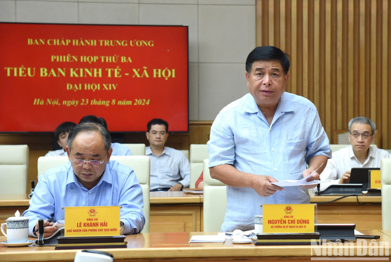 El ministro de Planificación e Inversiones, Nguyen Chi Dung, jefe del equipo editorial del Subcomité Socioeconómico del XIV Congreso Nacional del PCV, presenta el borrador de informe temático sobre asuntos socioeconómicos. El ministro de Planificación e Inversiones, Nguyen Chi Dung, jefe del equipo editorial del Subcomité Socioeconómico del XIV Congreso Nacional del PCV, presenta el borrador de informe temático sobre asuntos socioeconómicos.