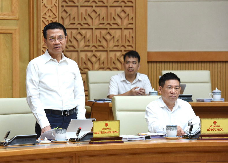 El ministro de Información y Comunicaciones, Nguyen Manh Hung, expresa sus opiniones. El ministro de Información y Comunicaciones, Nguyen Manh Hung, expresa sus opiniones.