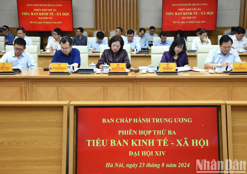 Miembros del Subcomité Socioeconómico del XIV Congreso del PCV en la reunión. Miembros del Subcomité Socioeconómico del XIV Congreso del PCV en la reunión.