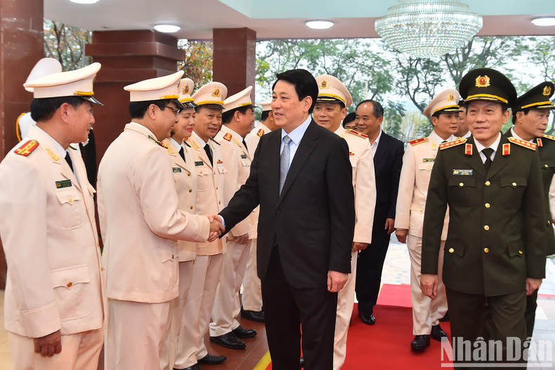 El presidente Luong Cuong con oficiales y soldados del Alto Mando de Guardia.