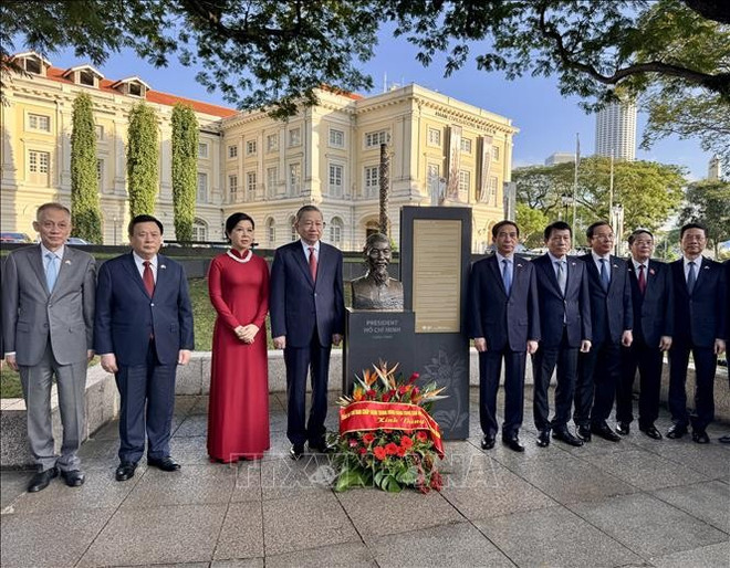 El secretario general del Partido Comunista de Vietnam, To Lam, su esposa, y la delegación que lo acompaña rinden homenaje al Presidente Ho Chi Minh el Museo de las Civilizaciones Asiáticas. (Foto: VNA) El secretario general del Partido Comunista de Vietnam, To Lam, su esposa, y la delegación que lo acompaña rinden homenaje al Presidente Ho Chi Minh el Museo de las Civilizaciones Asiáticas. (Foto: VNA)