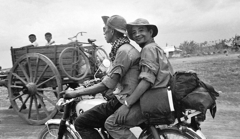 El periodista de la Agencia Informativa de Liberación, Nguyen Duc Giap (sentado atrás), con un colega en camino hacia Saigón durante la Campaña Ho Chi Minh, abril de 1975. (Foto: VNA)