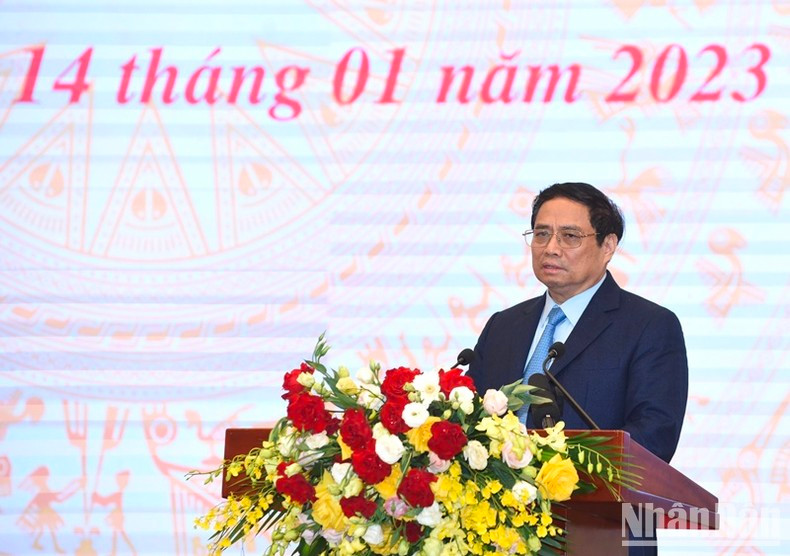 El primer ministro Pham Minh Chinh pronuncia un discurso guía en la conferencia. El primer ministro Pham Minh Chinh pronuncia un discurso guía en la conferencia.