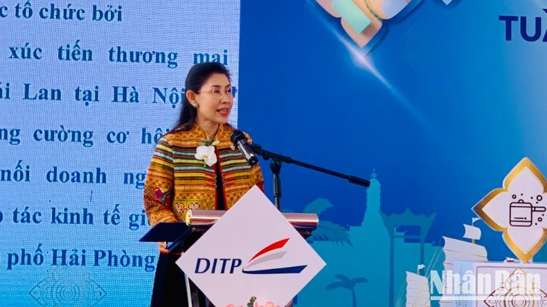 Urawadee Sriphiromya, embajadora de Tailandia en Vietnam, habla en el acto inaugural. Urawadee Sriphiromya, embajadora de Tailandia en Vietnam, habla en el acto inaugural.
