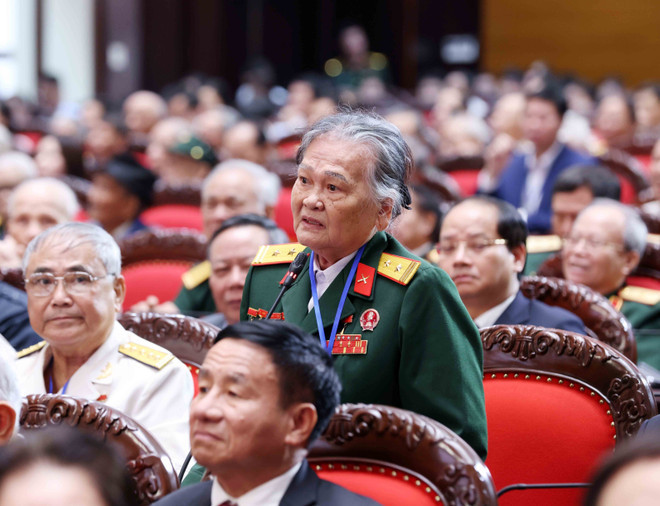 La héreo de las Fuerzas Armadas Populares Ngo Thi Tuyen habla en la reunión. (Foto: VNA)