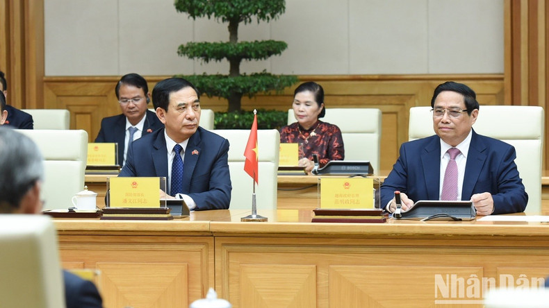 El jefe del Gobierno conversa con su par chino.