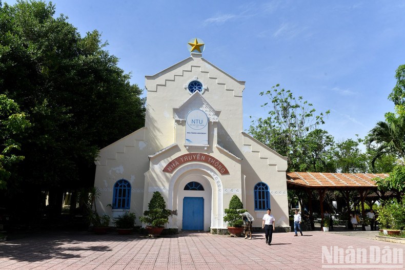 La Casa Memorial de la Universidad de Nha Trang era un edificio religioso reconvertido. La Casa Memorial de la Universidad de Nha Trang era un edificio religioso reconvertido.