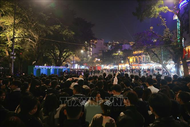 Un mar de gente espera la llegada del Año Nuevo 2025. (Foto: VNA) Un mar de gente espera la llegada del Año Nuevo 2025. (Foto: VNA)