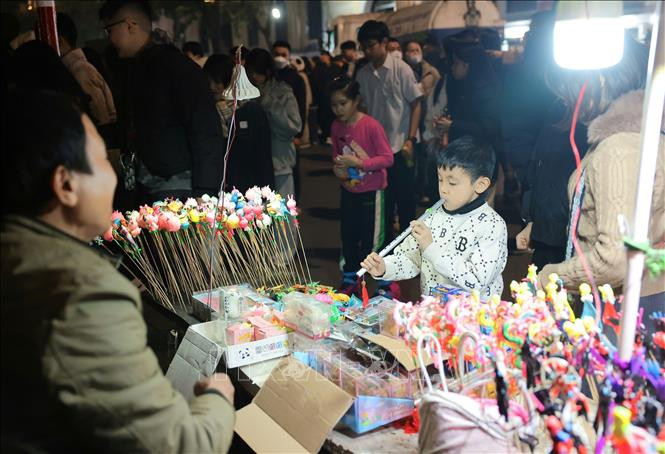 Niños y sus familias participan en actividades divertidas en el área del lago Hoan Kiem. (Foto: VNA) Niños y sus familias participan en actividades divertidas en el área del lago Hoan Kiem. (Foto: VNA)
