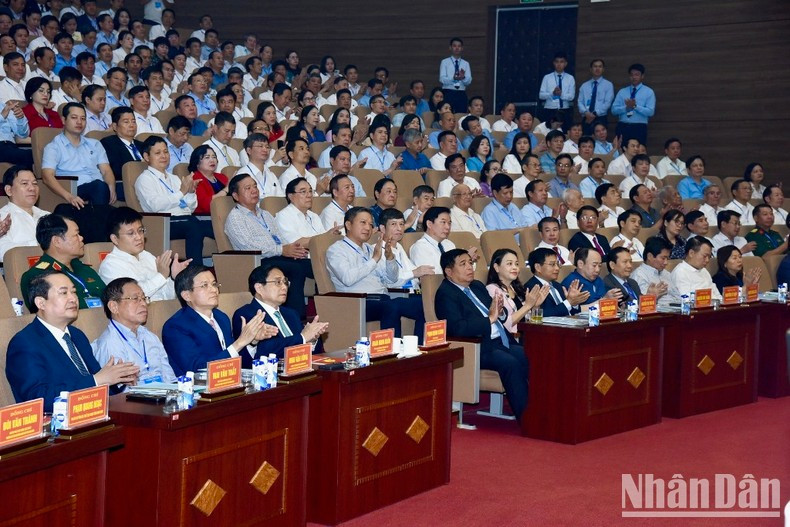 El primer ministro Pham Minh Chinh y delegados en la conferencia. El primer ministro Pham Minh Chinh y delegados en la conferencia.