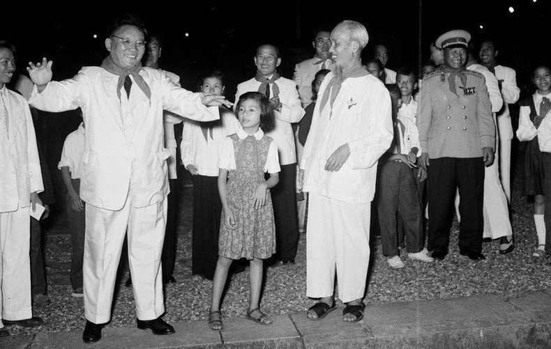 El Presidente Ho Chi Minh se entrevistó con el primer secretario del Partido Revolucionario del Pueblo y presidente del Consejo de Ministros de Mongolia, Tsedenbal, cuando visitó Vietnam (1959). (Foto: VNA) El Presidente Ho Chi Minh se entrevistó con el primer secretario del Partido Revolucionario del Pueblo y presidente del Consejo de Ministros de Mongolia, Tsedenbal, cuando visitó Vietnam (1959). (Foto: VNA)