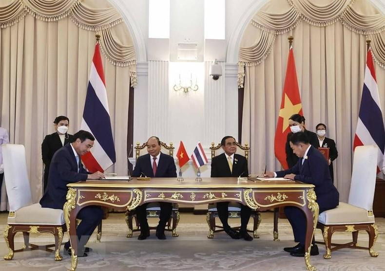 Los dos dirigentes son testigos de la firma del Memorando de Entendimiento sobre el Hermanamiento entre la provincia de Khon Kaen de Tailandia y la ciudad Da Nang de Vietnam. (Fotografía: VNA)