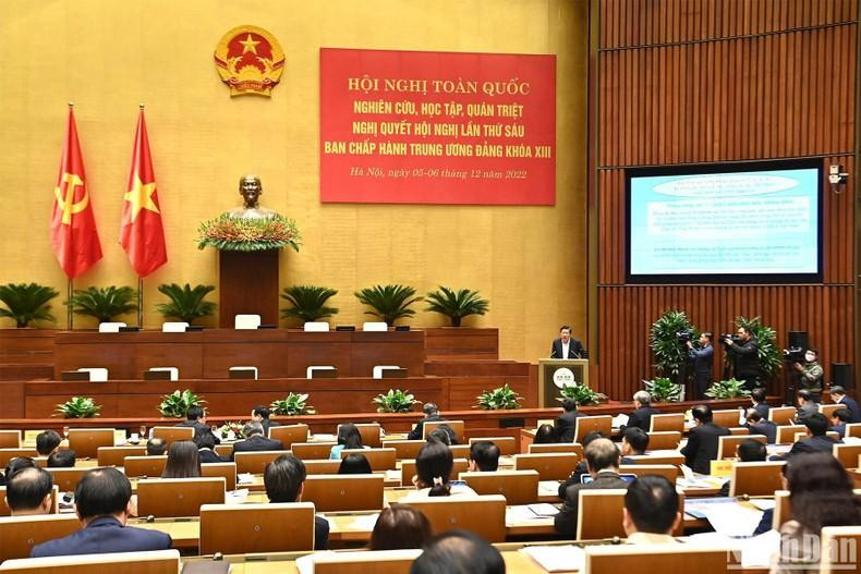 El miembro del Buró Político y jefe de la Comisión de Asuntos Internos del Comité Central del PCV, Phan Dinh Trac presenta su ponencia en la conferencia. El miembro del Buró Político y jefe de la Comisión de Asuntos Internos del Comité Central del PCV, Phan Dinh Trac presenta su ponencia en la conferencia.