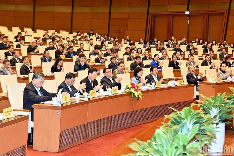 El primer ministro, Pham Minh Chinh; el miembro permanente del Secretariado del Comité Central del PCV, Vo Van Thuong, y los delegados en la cita. El primer ministro, Pham Minh Chinh; el miembro permanente del Secretariado del Comité Central del PCV, Vo Van Thuong, y los delegados en la cita.