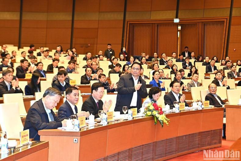 El primer ministro, Pham Minh Chinh; el miembro permanente del Secretariado del Comité Central del PCV, Vo Van Thuong, y los delegados en la cita. El primer ministro, Pham Minh Chinh; el miembro permanente del Secretariado del Comité Central del PCV, Vo Van Thuong, y los delegados en la cita.