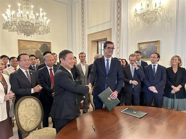 En la firma del Memorando de Entendimiento. (Foto: VNA) En la firma del Memorando de Entendimiento. (Foto: VNA)