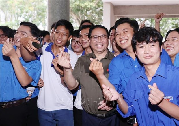 El primer ministro vietnamita, Pham Minh Chinh, con votantes jóvenes de la ciudad de Can Tho (Fuente: VNA)
