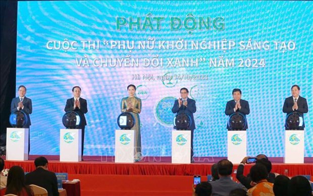 El primer ministro vietnamita, Pham Minh Chinh, y los delegados realizan el acto de lanzamiento del concurso &quot;Mujeres emprendedoras innovadoras y transición verde&quot; 2024. (Fuente: VNA)