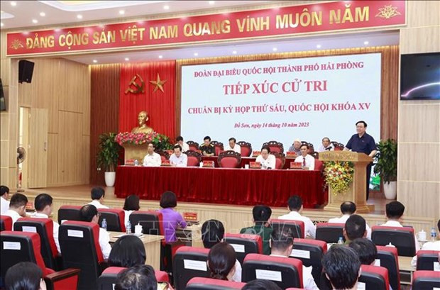 El presidente de la Asamblea Nacional de Vietnam, Vuong Dinh Hue, aclara las dudas y registra las opiniones y recomendaciones de los votantes (Fuente: VNA) El presidente de la Asamblea Nacional de Vietnam, Vuong Dinh Hue, aclara las dudas y registra las opiniones y recomendaciones de los votantes (Fuente: VNA)