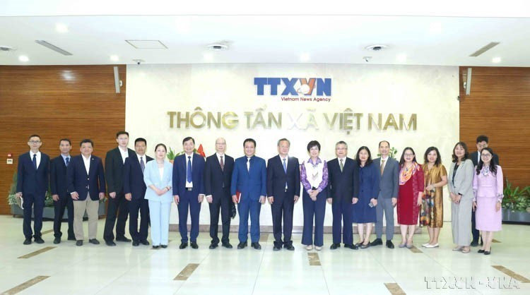 La directora general de la Agencia Vietnamita de Noticias, Vu Viet Trang, trabaja con la delegación del Diario del Pueblo (China) encabezada por su editor en jefe Chen Jianwen, en Hanói, el 24 de marzo de 2025. (Foto: VNA)