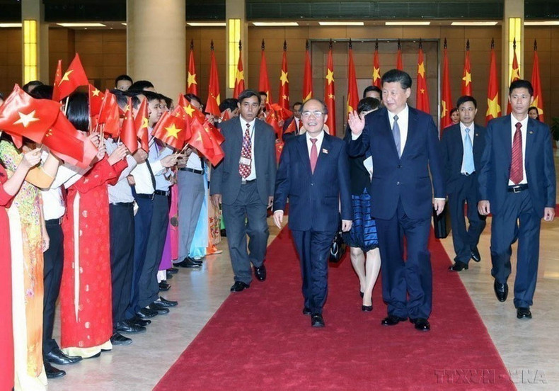 El secretario general del Partido Comunista y presidente de China, Xi Jinping, asiste y pronuncia un discurso ante la Asamblea Nacional de Vietnam en el Salón Dien Hong, en Hanói, el 6 de noviembre de 2015.(Foto: VNA)