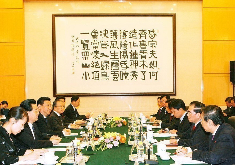 El secretario general del Partido Comunista y presidente de China, Hu Jintao, mantiene conversaciones con el secretario general del Partido Comunista de Vietnam, Nong Duc Manh, en Pekín, el 30 de mayo de 2008. (Foto: VNA)