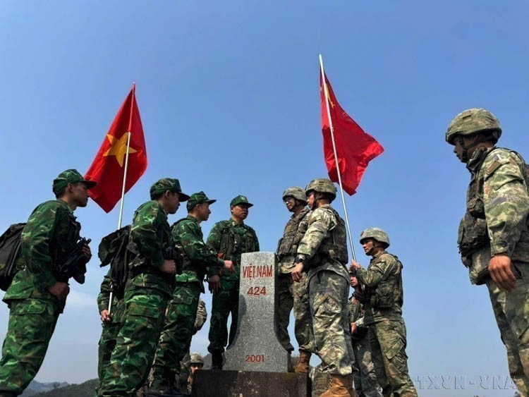 Patrulla de la frontera entre Vietnam y China entre el puesto fronterizo de Lung Cu (Comando de la guardia fronteriza de la provincia de Ha Giang) y la guardia fronteriza del distrito de Funing, del Ejército Popular de Liberación de China. (Foto: VNA)